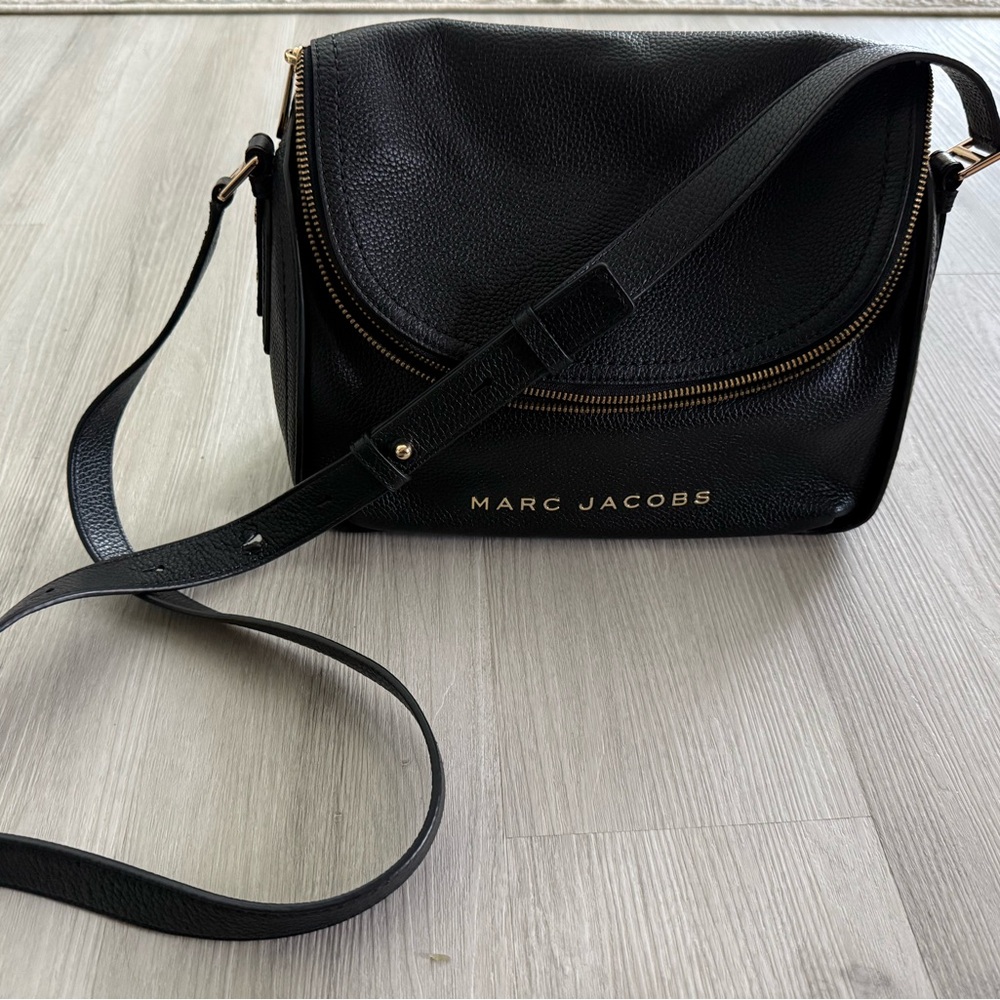 Authentic Marc Jacobs Thw Groove Black Pebbled Leather Crossbody with Gold Logo